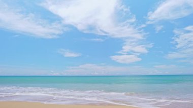 Güneşli bir günde yaz denizi, Phuket Thadland 'daki tropikal deniz manzarası dalgalar kumlu kıyılara çarpıyor inanılmaz seyahat ve turne arka planı, plaj gökyüzü arka planının kopyası.
