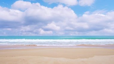 Güneşli bir günde yaz denizi, Phuket Thadland 'daki tropikal deniz manzarası dalgalar kumlu kıyılara çarpıyor inanılmaz seyahat ve turne arka planı, plaj gökyüzü arka planının kopyası.