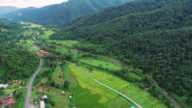 Dağlar manzara havadan görünümü