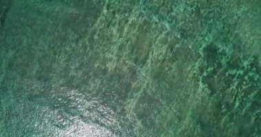 Güzel deniz arka planı yaz manzarası, dalgalar deniz suyu yüzeyi yüksek kaliteli video kuşunun görüş açısı, insansız hava aracı deniz yüzeyinin yüksek açılı görüntüsü