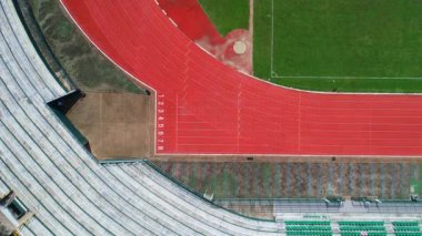 Stadyumdaki şerit numaralarıyla yarış pisti veya atletizm başlangıç çizgisi İHA 'nın yüksek açılı görüntüsü