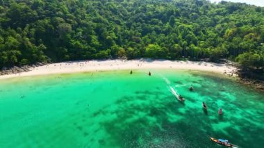 Phuket Adası 'nda muhteşem bir sahil manzarası güzel bir sahil manzarası güzel Phuket Tayland' daki Tropikal sahil manzarası Özgürlük plajı Phuket Tayland 'da yer alan Popüler sahil gezisi merkezi