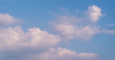 Mavi gökyüzü beyaz bulutlar Bulutlu zaman çizelgesi İnanılmaz yaz mavi gökyüzü Doğada zaman kaybı İyi hava günü arkaplan 4-K