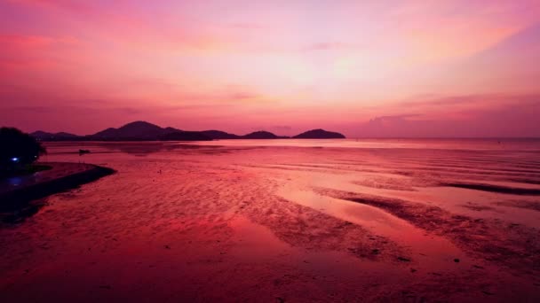 美丽的大海在日落或日出的轻天夏季 无人驾驶相机的影像 神奇的海滩海洋日落的天空背景 — 图库视频影像
