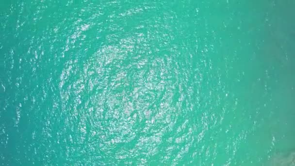 素晴らしい海の夏の風景 波の海の水の表面 高品質のビデオ鳥の目のビュー 広角レンズ夏の背景にドローンビュー海 — ストック動画
