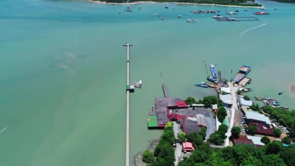 Drone Vista Aérea Pequena Ponte Para Mar Phuket Tailândia Localizado — Vídeo de Stock
