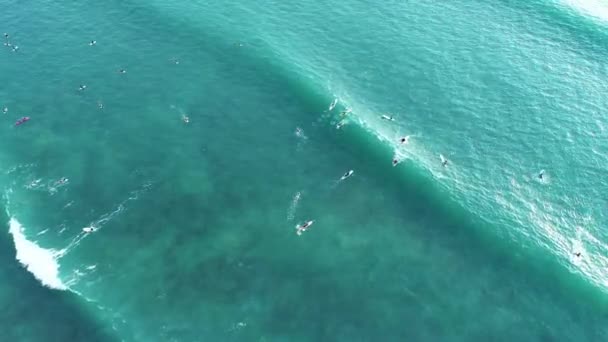 在泰国普吉岛 海浪冲向大海 冲浪冲浪者冲浪板 空中无人驾驶飞机在美丽的海洋上拍4 K张海浪照片 — 图库视频影像