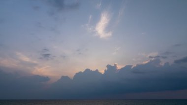 Zaman Hızı Doğa Güzel Gün batımı Gökyüzü Renkli bulutlar Deniz sahili üzerinde gökyüzü Akşamları inanılmaz bulutlar Gökyüzü arka planı