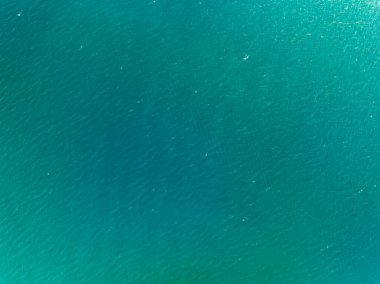 Güzel deniz yaz manzarası, dalgalar deniz suyu yüzeyi, yüksek kaliteli deniz manzarası, kuş bakışı okyanus manzarası, deniz dalgaları arka plan