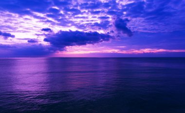 Gün batımında güzel deniz ya da yaz mevsiminde gün doğumu gökyüzü, insansız hava aracı kamerasından görüntü, inanılmaz deniz dalgaları okyanus günbatımı gökyüzü arka planı