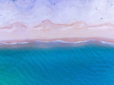 Renkli sahil dalgaları deniz yüzeyi dalgaları kumlu sahile vuran inanılmaz dalgalar güzel kumsal sahili doğa ve seyahat arka planı.