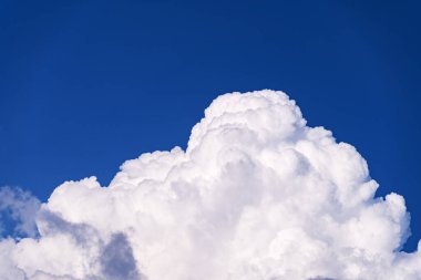 Mavi arka planda şaşırtıcı beyaz bulutlar. Güzel hava günü manzarası arka planı.