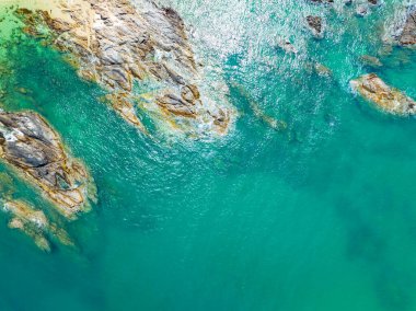 Güzel deniz yaz manzarası, dalgalar deniz suyu yüzeyi, yüksek kaliteli deniz manzarası, kuş bakışı okyanus manzarası, deniz dalgaları arka plan