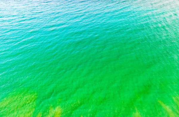 美丽的夏季海景 海浪的海面 高品质的海景 鸟瞰大海 海浪的背景 — 图库照片