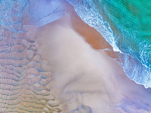 Vista Superior Ondas Praia Coloridas Mar Superfície Litoral Ondas Surpreendentes — Fotografia de Stock