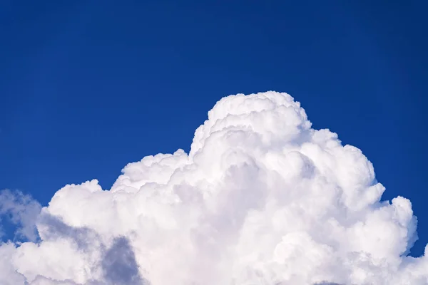 Amazing White Clouds Blue Sky Background Bom Tempo Dia Paisagem Imagem De Stock