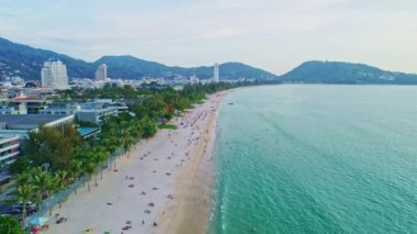 Phuket Tayland Mart 2023, Phuket Tayland 'da güzel Patong Sahili, güneşli yaz günlerinde patong şehri manzarası, güzel tropikal deniz, yüksek açılı deniz manzarası