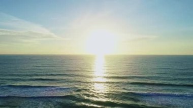 Üst Manzara Güzel sahil dalgaları deniz yüzeyi, kumlu kıyılara çarpan inanılmaz dalgalar, doğa ve seyahat arka planı