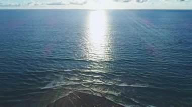 Üst Manzara Güzel sahil dalgaları deniz yüzeyi, kumlu kıyılara çarpan inanılmaz dalgalar, doğa ve seyahat arka planı