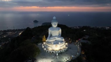 Beyaz Mermer Büyük Buda Heykeli Tapınağı, Havadan Görüntüyü Kapat Büyük Buda Phuket Tayland 'daki dağların tepesinde, İnanılmaz gün batımı ya da deniz üzerinde gün doğumu gökyüzü