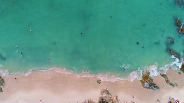 Top View Piękna Plaża Fale Morskie Powierzchni Morza Niesamowite Fale — Wideo stockowe