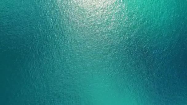 美丽的夏季风景海浪海面高质量的视频鸟瞰 广角镜头 无人机看大海背景 — 图库视频影像