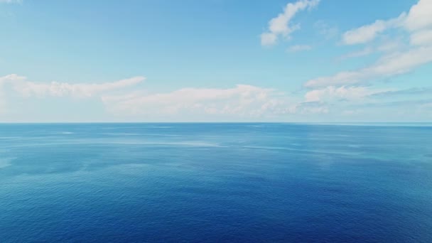 美丽的夏季风景海浪海面高质量的视频鸟瞰 广角镜头 无人机看大海背景 — 图库视频影像