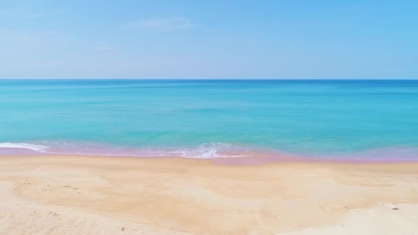 Ovanifrån Vackra Beach Vågor Havsyta Stranden Fantastiska Vågor Kraschar Sandstrand — Stockvideo