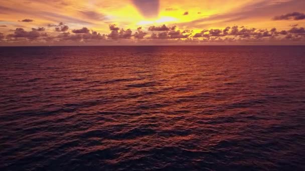 美丽的大海在日落或日出的轻天夏季 无人驾驶相机的影像 神奇的海滩海洋日落的天空背景 — 图库视频影像