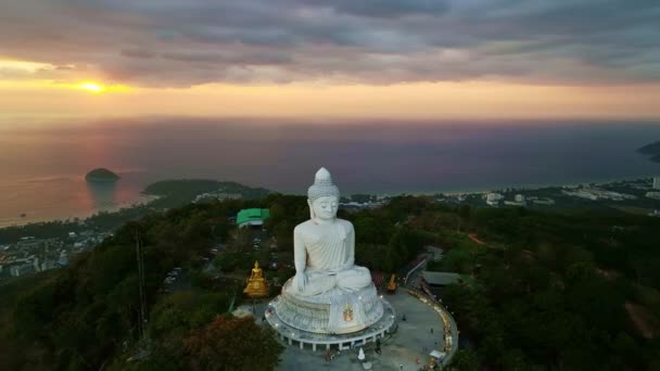 Λευκό Μάρμαρο Big Buddha Άγαλμα Του Βούδα Ναό Close Aerial — Αρχείο Βίντεο