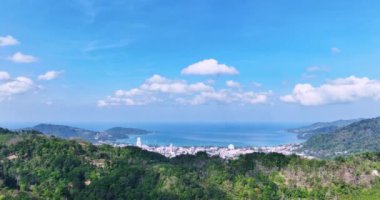 Phuket Tayland Mart 2023, Phuket Tayland 'da güzel Patong Sahili, güneşli yaz günlerinde patong şehri manzarası, güzel tropikal deniz, yüksek açılı deniz manzarası