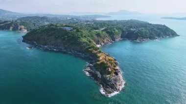 Güneşli bir sabahta Phuket Tayland 'da inanılmaz bir deniz, güzel bir deniz geçmişi, doğa ve seyahat konsepti