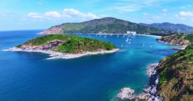 Güneşli bir sabahta Phuket Tayland 'da inanılmaz bir deniz, güzel bir deniz geçmişi, doğa ve seyahat konsepti