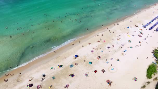 Luftaufnahme Nai Harn Beach Mit Reisemenschen Entspannung Strand Schönes Meer — Stockvideo