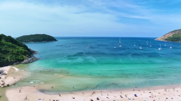 Letecký Pohled Nai Harn Beach Cestujícími Relaxace Pláži Krásné Moře — Stock video