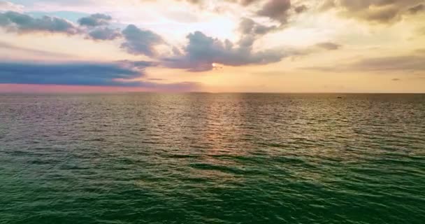 Gün Batımında Güzel Deniz Yaz Mevsiminde Gün Doğumunda Aydınlık Gökyüzü — Stok video