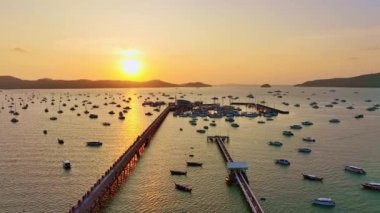 Yat ve yelkenlinin rıhtımdaki hava görüntüsü, Chalong Bay Phuket thailand, doğanın inanılmaz gün doğumu gökyüzü deniz üzerindeki ışığı, dramatik gökyüzü gündoğumu veya günbatımı arka plan