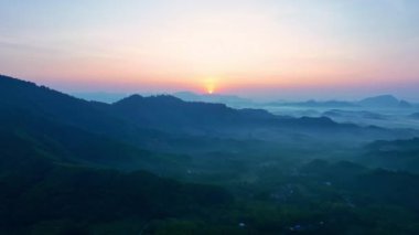 Hava Aracı Uçuşu Gün batımında Dağ 'daki bereketli ağaç ormanı üzerinde uçar ya da yaz gününde güneş ışığıyla gün doğumunu seyreder, İnanılmaz doğa manzarası