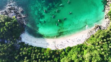 Güneşli bir sabahta Phuket Tayland 'da inanılmaz bir deniz, güzel bir deniz geçmişi, doğa ve seyahat konsepti
