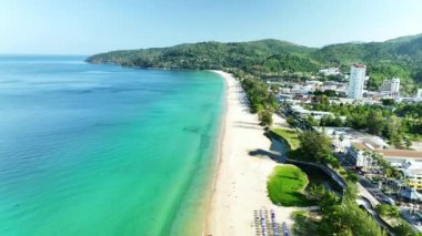 Güneşli bir sabahta Phuket Tayland 'da inanılmaz bir deniz, güzel bir deniz geçmişi, doğa ve seyahat konsepti