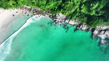 Güneşli bir sabahta Phuket Tayland 'da inanılmaz bir deniz, güzel bir deniz geçmişi, doğa ve seyahat konsepti