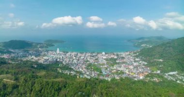 Güzel hava panoramik manzarası ve şehir manzarası, Phuket Adası Tayland 'daki yüksek açılı Phuket şehri, güzel gün batımı veya şehrin üzerine gün doğumu ışığı