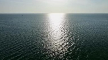 Güzel deniz yazı manzarası dalgalar deniz suyu yüzeyi yüksek kaliteli video görüntüsü kuş bakışı mercek, insansız hava aracı görünümü okyanus arka planı