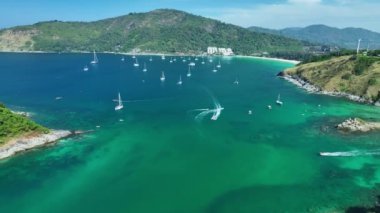 Güneşli bir sabahta Phuket Tayland 'da inanılmaz bir deniz, güzel bir deniz geçmişi, doğa ve seyahat konsepti