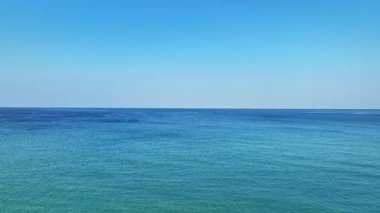 Güneşli bir sabahta Phuket Tayland 'da inanılmaz bir deniz, güzel bir deniz geçmişi, doğa ve seyahat konsepti