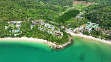 Güneşli bir sabahta Phuket Tayland 'da inanılmaz bir deniz, güzel bir deniz geçmişi, doğa ve seyahat konsepti