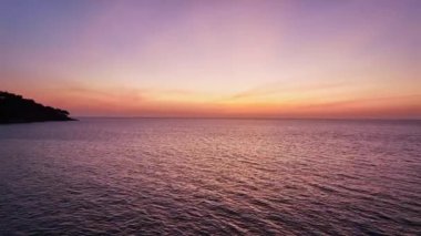 Güzel gökyüzü gün batımı ya da deniz yüzeyinde gün doğumu kumlu kıyılara çarpan güzel dalgalar, şaşırtıcı ışık alacakaranlık gökyüzü günbatımı, doğanın güzel ışığı deniz manzarası arka planı