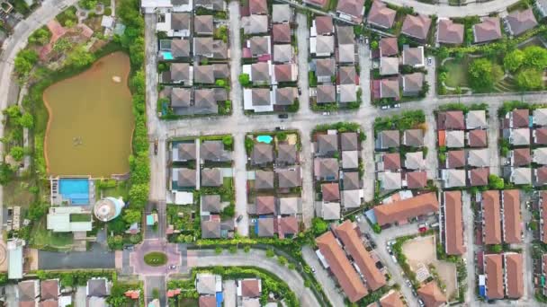 Nueva Promoción Inmobiliaria Vista Aérea Casas Residenciales Vecindario Calzadas Durante — Vídeo de stock