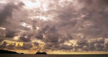 Dramatik kara bulutlar arkaplan, güzel 4K zaman atlaması muhteşem güneş doğuşu ya da gün batımı bulutları gökyüzü manzarası, doğanın şaşırtıcı ışığı bulutlar gökyüzü ve bulutların hareket etmesi, kara bulutlar zaman zaman çizelgesi