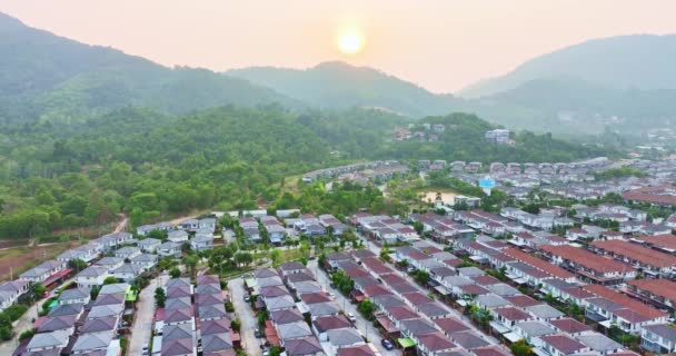 Neubauimmobilien Luftaufnahme Von Wohnhäusern Und Einfahrten Nachbarschaft Während Eines Sonnenuntergangs — Stockvideo